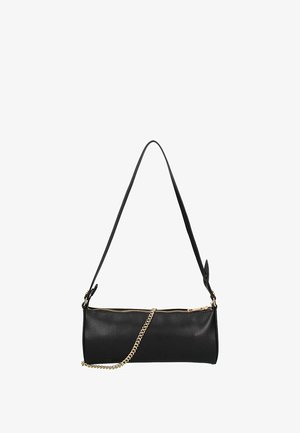 Sac à main en cuir noir avec un design long et fin. Dispose d'une bandoulière en chaîne détachable, de quincaillerie dorée et d'une fermeture éclair.