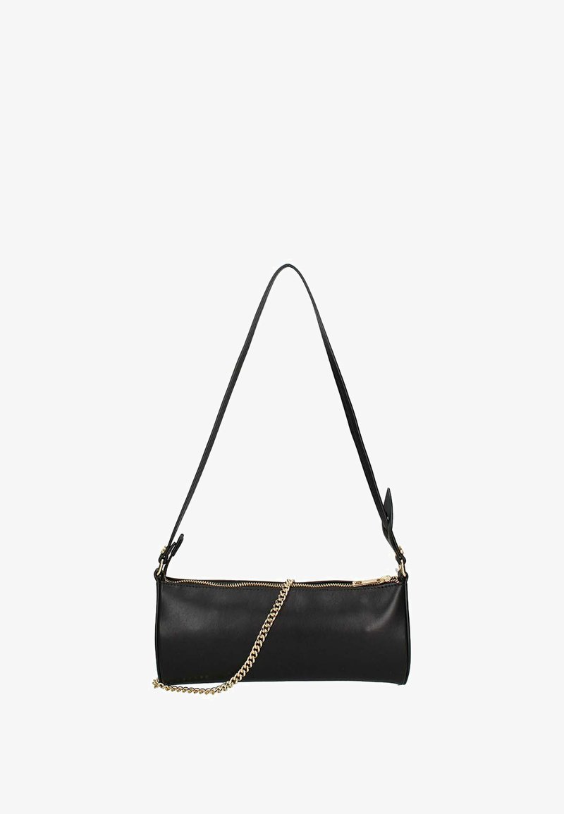 Borsa a tracolla in pelle nera con un design lungo e snodato. Presenta una tracolla a catena removibile, hardware dorato e chiusura a zip.