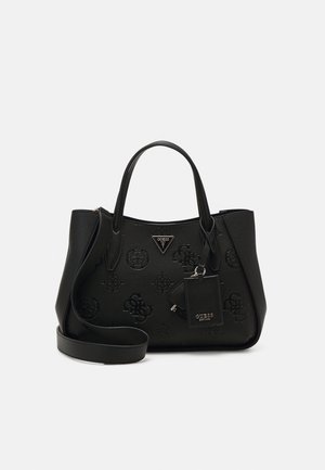 Sac à main noir Guess avec des motifs de logo embossés, deux poignées, une longue bandoulière, et une petite étiquette attachée avec le logo Guess.