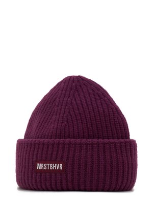 Gorro de punto acanalado de color púrpura oscuro con puño doblado y etiqueta rectangular con la inscripción WRSTBHVR en la parte delantera.