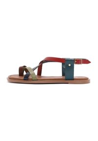 Sandalias de cuero multicolores con tiras verdes, negras, rojas y azules, suela plana y correa de tobillo con hebilla.