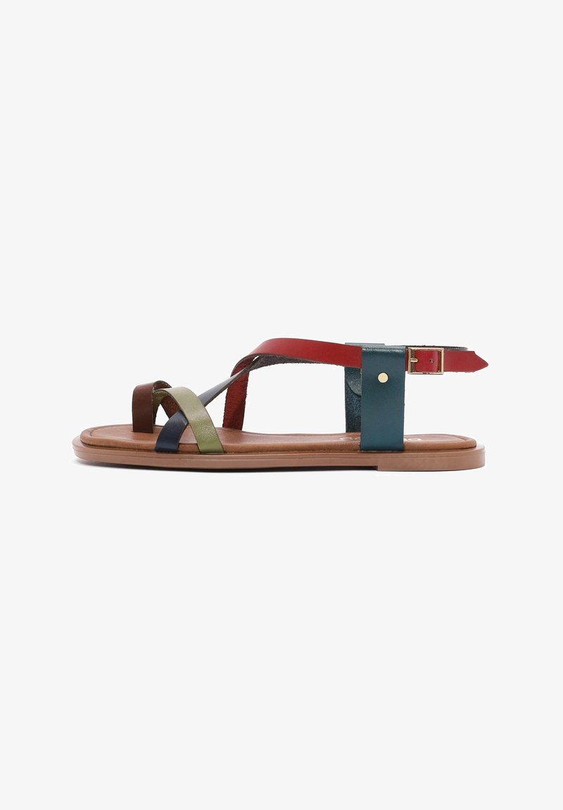 Mehrfarbige Ledersandalen mit grünen, schwarzen, roten und blauen Riemen, einer flachen Sohle und einem verstellbaren Knöchelriemen.