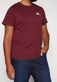 Tommy Jeans Jednoduché tričko - bordeaux