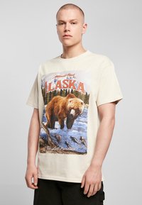 Upscale by Mister Tee T-shirts med print - sand