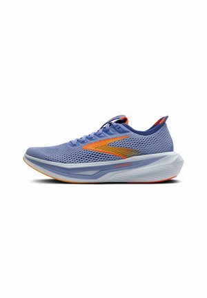 Leichte Laufschuhe mit einem atmungsaktiven blauen Mesh-Obermaterial und orangefarbenen Akzenten, einer weißen Zwischensohle und einer strukturierten Gummisohle.