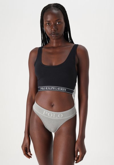 Svart kort topp med en vit "Polo Ralph Lauren"-rand och en ljusgrå ribbad tanga med "Polo"-logotyp på midjebandet.