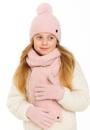Un bonnet tricoté rose avec pompon, une écharpe à côtes assortie et des gants, tous présentant une texture lisse et un subtil accent de logo noir.