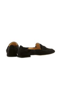 Paire de chaussures plates en daim noir à enfiler, avec bouts pointus et petits talons, vues de côté et de dos sur fond blanc.