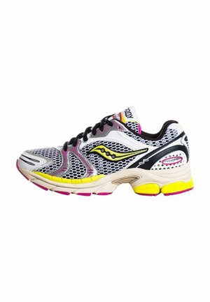 Scarpe da corsa in mesh bianco con accenti colorati in giallo, rosa e nero. Presentano una suola imbottita e un design traspirante.