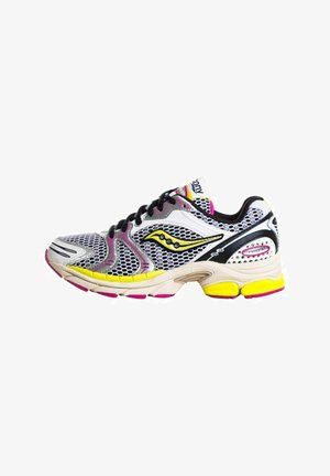 Scarpe da corsa in mesh bianco con accenti colorati in giallo, rosa e nero. Presentano una suola imbottita e un design traspirante.