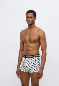 Juodi ir balti bokso šortai su pasikartojančiu raštu. Elastinė liemens juosta su „KARL LAGERFELD“ logotipu. Minkšta, tampri medžiaga.