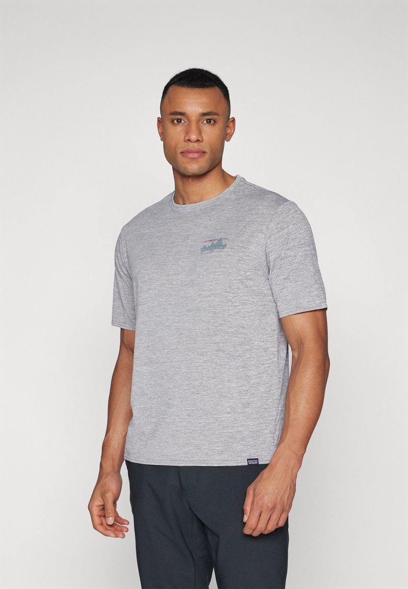 Patagonia DAILY GRAPHIC SHIRT - Sportovní tričko - skyline/feather grey