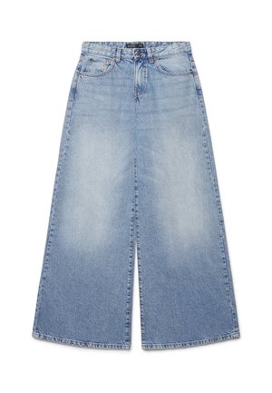 Jean court large en denim bleu clair avec poches avant, passants de ceinture et fermeture éclair à bouton.