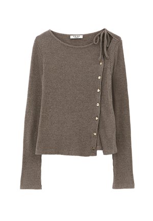 Brauner, gerippter Pullover mit langen Ärmeln, rundem Ausschnitt, seitlichem Schleifendetail und goldfarbenen Knopfakzenten entlang der rechten Seite.