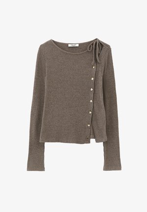 Brauner, gerippter Pullover mit langen Ärmeln, rundem Ausschnitt, seitlichem Schleifendetail und goldfarbenen Knopfakzenten entlang der rechten Seite.