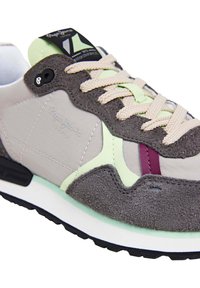 Sivé a svetlozelené tenisky s hornou časťou z semišu a látky, výrazným logom, béžovými šnúrkami a textúrovanou medzizávodnou časťou s čiernou podrážkou.