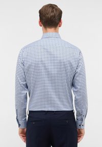 Camicia a maniche lunghe con un motivo a scacchi blu e bianchi, con colletto e polsini classici, realizzata in tessuto leggero.