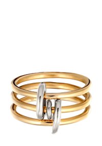Gold- und Silbermetallring mit drei miteinander verbundenen Bändern; glatte Oberfläche mit glänzender Oberfläche; zwei Bänder sind goldfarben und eines ist silberfarben.