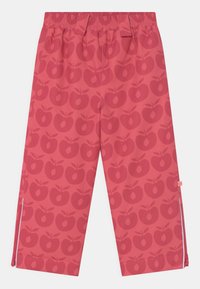 Calças impermeáveis vermelhas com um padrão repetido de maçãs, cintura elástica e fechos de correr nos tornozelos para ajuste ajustável e fácil de vestir.