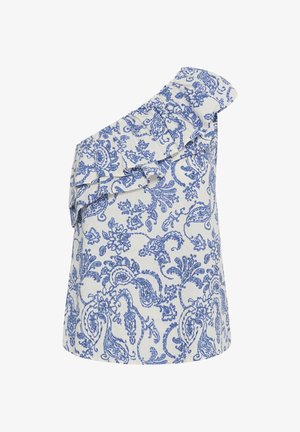 Hvid én-skulder bluse med blå blomstrede paisley-mønster og flæsedetalje langs udskæringen.