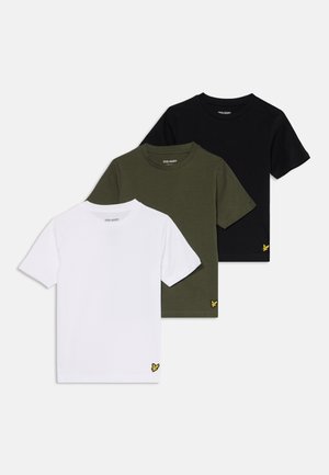 Trois t-shirts unis à manches courtes en blanc, vert olive et noir avec de petits logos d'oiseaux jaunes près de l'ourlet inférieur.