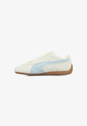 Wildlederschuhe in Off-White mit einem hellblauen Akzent, ausgestattet mit einem strukturierten Seitendesign und einer braunen Gummisohle. Klassischer sportlicher Stil.