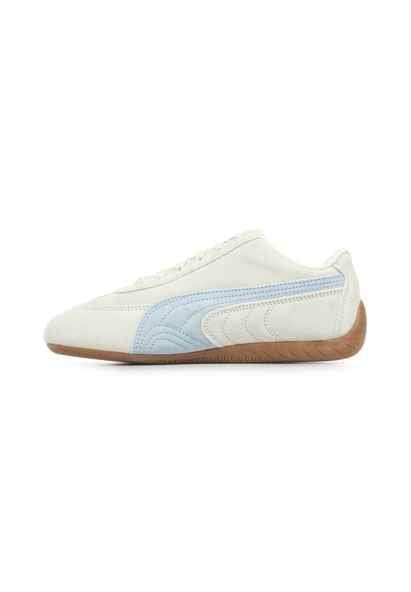Suede tenisice u off-white boji s svijetloplavim naglaskom, s teksturiranim dizajnom sa strane i smešnim gumiranim đonom. Klasičan atletski stil.