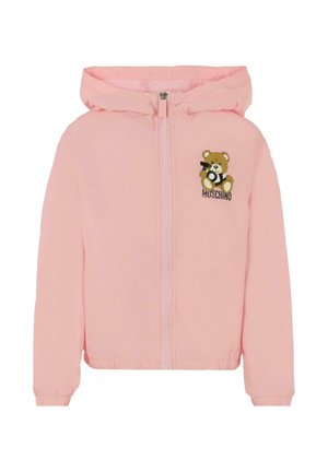 Giacca con cappuccio rosa in materiale leggero, con una grafica di un orso e il testo "MOSCHINO". Polsini ed em stesso elastici per una vestibilità aderente.