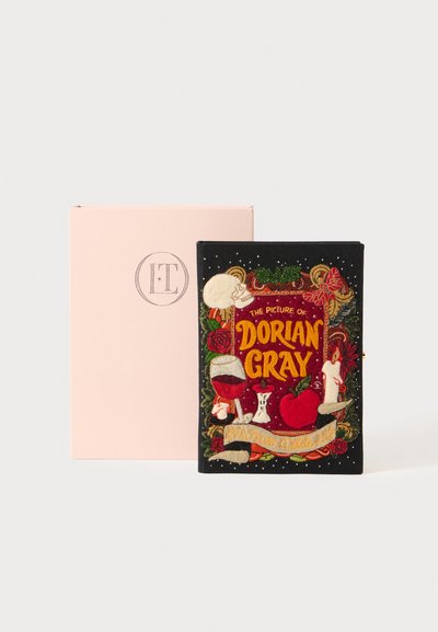 Copertina di libro nera ricamata che presenta "Il ritratto di Dorian Gray" con disegni colorati di rose, un teschio e una mela rossa. Include una scatola rosa.