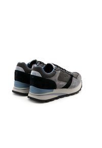 Sneakers grigi e neri realizzati in materiali scamosciati e in rete, con un accento azzurro chiaro sul tallone, suola in gomma resistente e sistema di allacciatura.