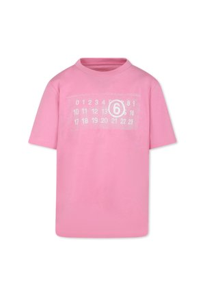 T-shirt rosa a maniche corte realizzata in cotone, con una grafica bianca che presenta dei numeri e il numero 6 in un design rettangolare sulla parte anteriore.