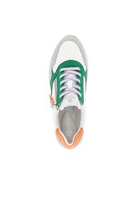 Sneaker bianco con accenti verdi e arancioni, caratterizzato da un upper testurizzato, lacci viola e una cerniera laterale. Suola morbida e imbottita.