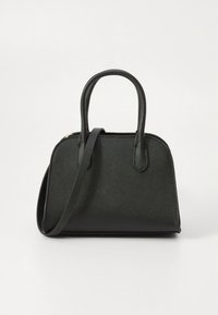 Μαύρη τσάντα χειρός με δομημένο σχήμα, λεία υφή, διπλές λαβές στο πάνω μέρος και αποσπώμενο ιμάντα ώμου. Διαθέτει χρυσούς μεταλλικούς λεπτομέρειες.