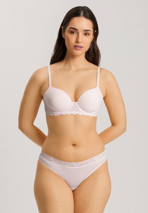 Lichtroze lingerie set bestaande uit een gladde bh met kantafwerking en een bijpassende thong met kant en verstelbare bandjes.