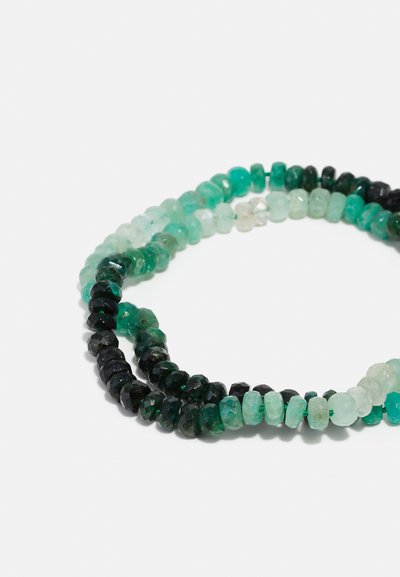 Κολιέ πολλαπλών κλώνων με χάντρες σε σχήμα ανώμαλου, σε σκούρο πράσινο, σμαραγδί και διαφανές. Υφή επιφάνειας με γυαλιστερό φινίρισμα.