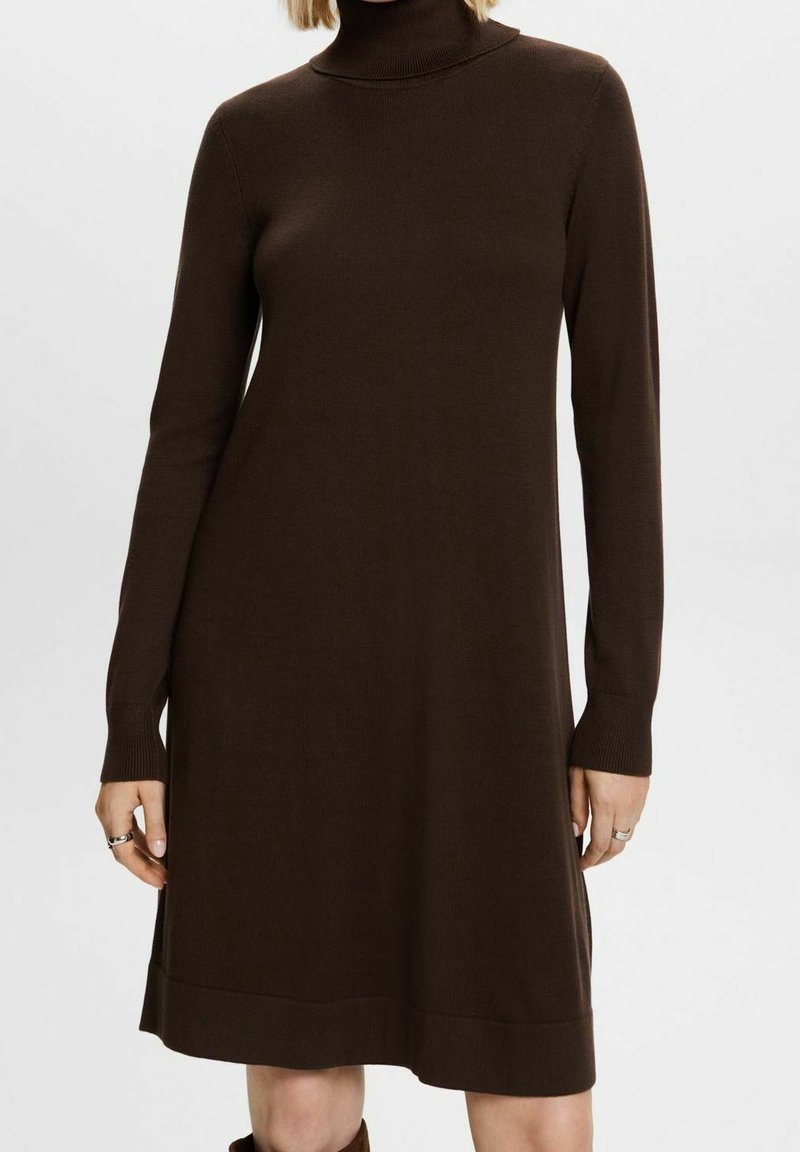 Mörkbrun, ribbad stickad klänning med hög polokrage och långa ärmar, med en avslappnad passform och en lätt utställd fåll.