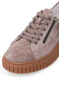 Lysbrune suede sneakers med rund tå, tekstil snørebånd, sidelukning med lynlås og kontrasterende gummisål med et rillemønster.