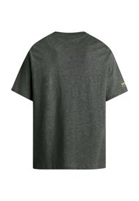 Σκούρο γκρι κοντομάνικο T-shirt με στρογγυλή λαιμόκοψη. Διαθέτει διακριτή υφή και μικρό κίτρινο λογότυπο στο αριστερό μανίκι.