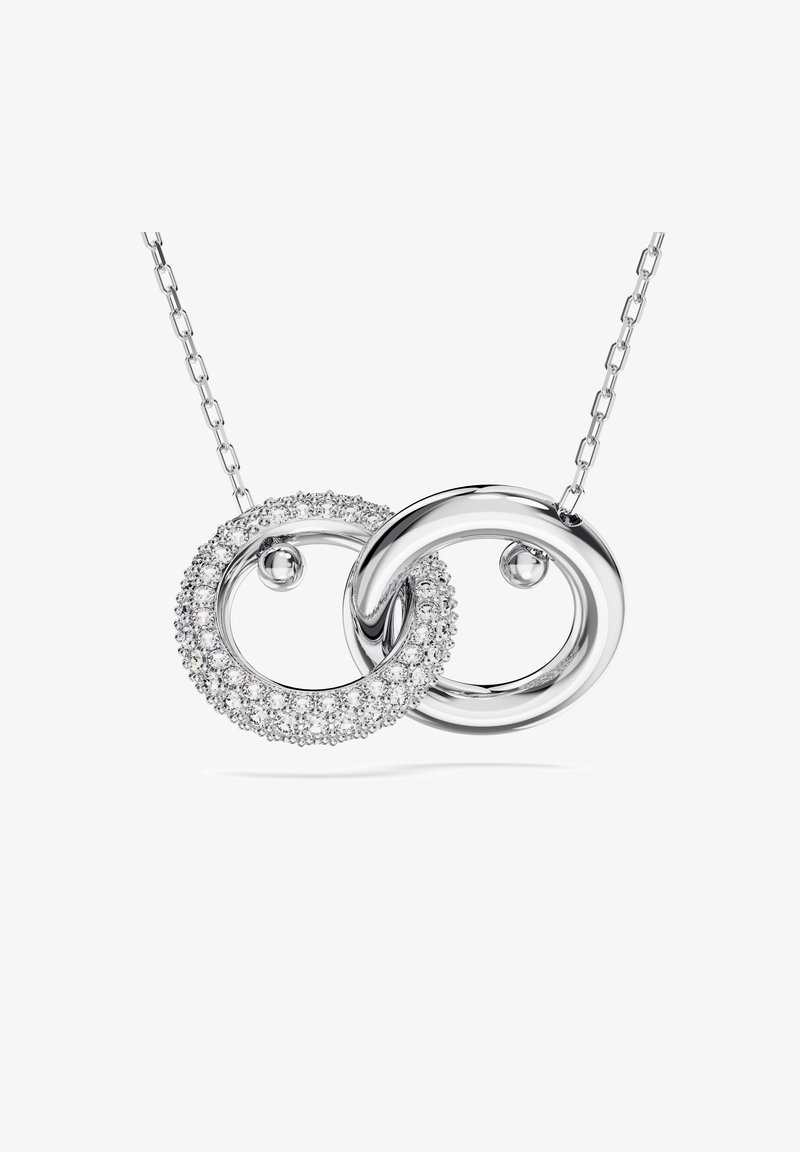 Colar de prata com dois laços entrelaçados, um deles cravejado com pedras preciosas transparentes. O design em elos da corrente confere textura e sofisticação.