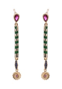 Boucles d'oreilles dorées au ton or, présentant un design enroulé vert et or. Elles possèdent une gemme violette en haut et un détail floral avec une pierre rose en bas.