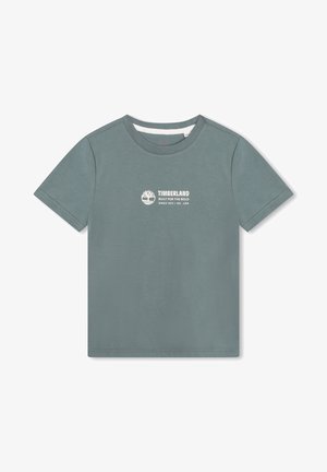 Camiseta Timberland de manga corta en verde apagado con logo y texto blanco "Built for the bold since 1973 / NH, USA" en el pecho.