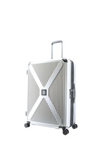 Silberner Aluminiumsuitcase mit vertikal geriffeltem Design, teleskopischem Griff, doppelten Rollen und einem Reißverschluss mit einem Logo-Akzent auf der Vorderseite.