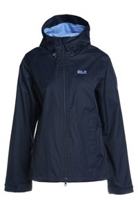 Veste imperméable bleu marine à capuche avec fermeture éclair, capuche réglable et logo Jack Wolfskin sur la poitrine et la manche.