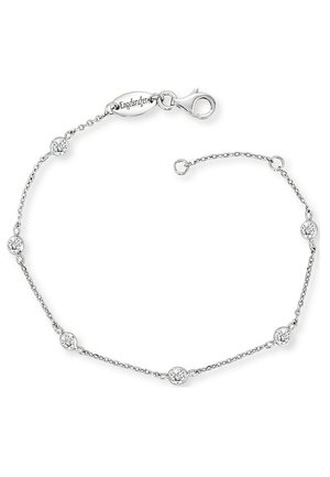 Silberarmband mit runden Zirkonia-Akzenten, verbunden durch eine feine Kette. Verfügt über einen Karabinerverschluss und ein graviertes Logo-Tag.