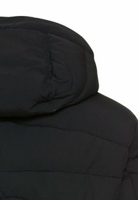 Schwarze Daunenjacke aus Stoff mit gesteppter Struktur. Die Kapuze hat geraffte Nähte, die ein texturiertes Erscheinungsbild schaffen. Weiches, leichtes Material.