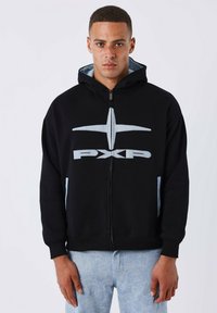 Sudadera con cremallera negra con un gráfico gris del logo "PXP" en el pecho, que cuenta con una cremallera frontal, dos bolsillos laterales y una capucha forrada.