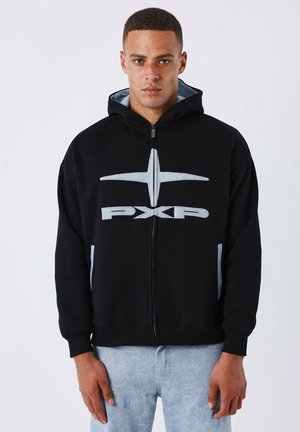 Sudadera con cremallera negra con un gráfico gris del logo "PXP" en el pecho, que cuenta con una cremallera frontal, dos bolsillos laterales y una capucha forrada.