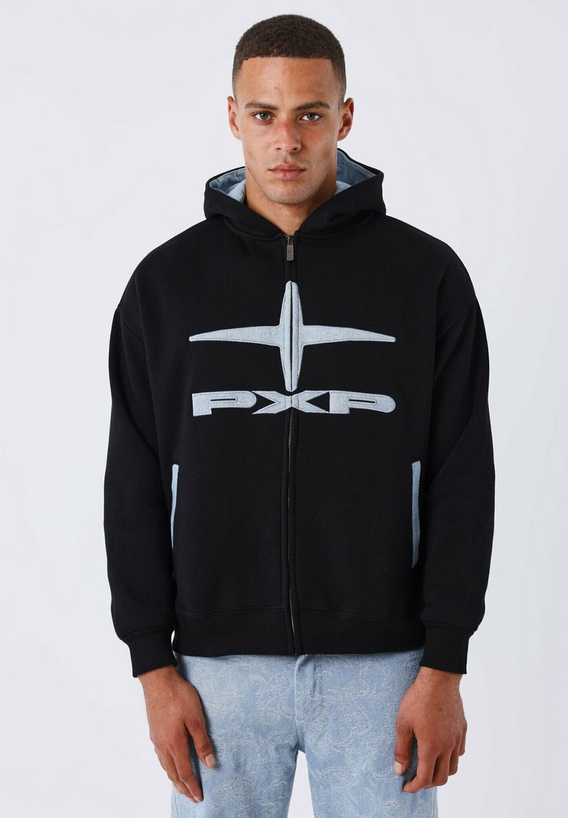 Sudadera con cremallera negra con un gráfico gris del logo "PXP" en el pecho, que cuenta con una cremallera frontal, dos bolsillos laterales y una capucha forrada.
