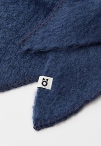 Marineblauwe wollen sjaal met een zachte, gestructureerde afwerking. Voorzien van een gestikte rand en een klein wit label met een zwart logo.