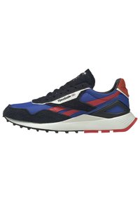 Reebok-sneakers med ett blått nylonöverdel, svarta mockadetaljer, röda ränder, en vit mellansula och en strukturerad gummisula.